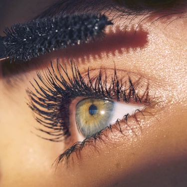 Model Applying Mascara
