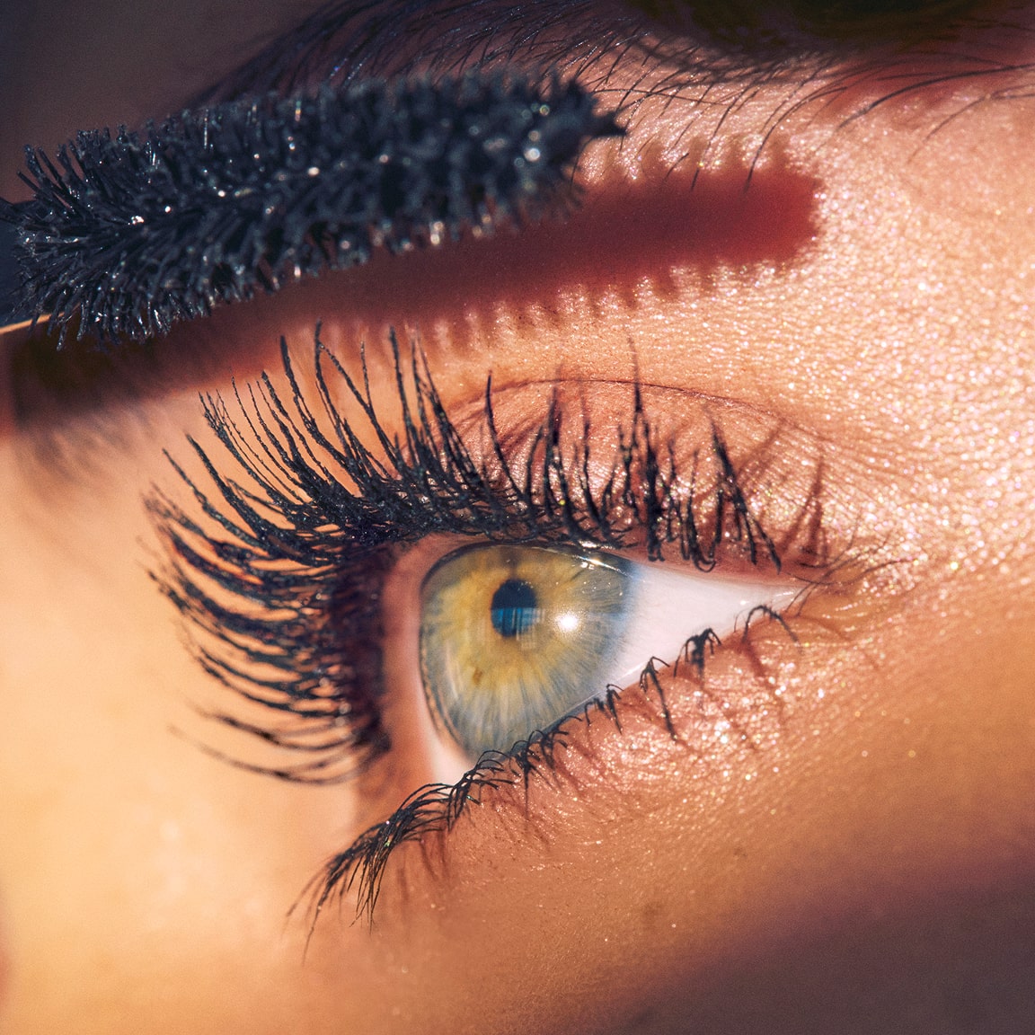 Alexa wears Incredi-curl Mascara in Pitch Black