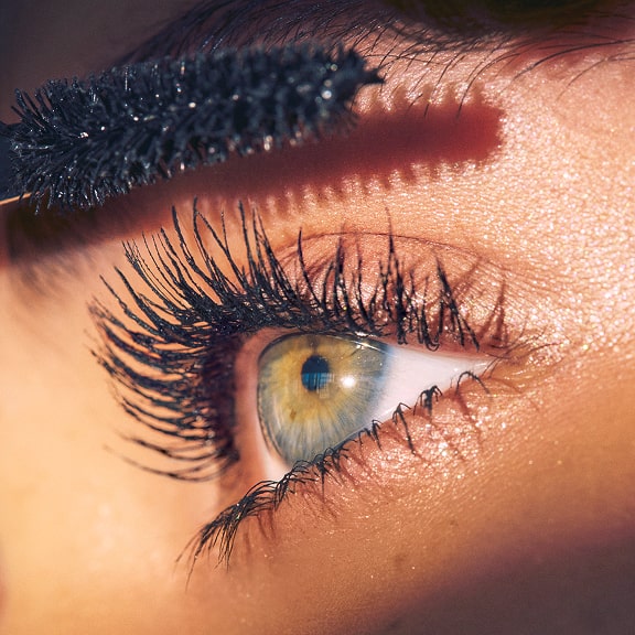Alexa wears Incredi-curl Mascara in Pitch Black