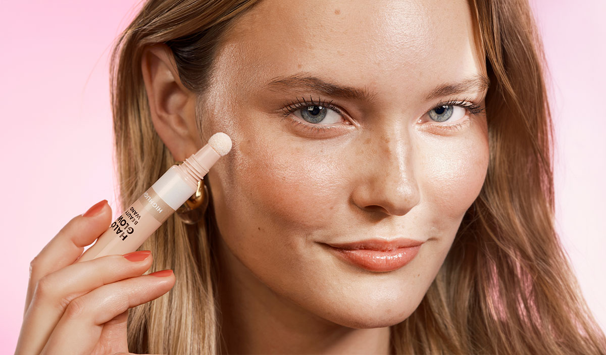Model Applying Highlight Beauty Wand