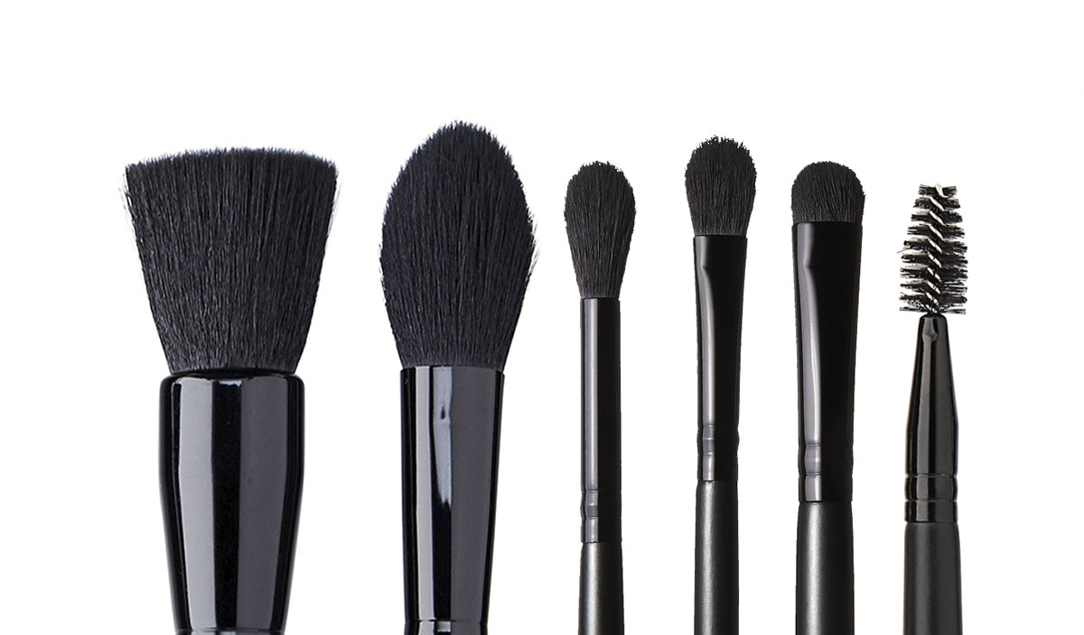 TYPES OF MAKEUP BRUSHES: THE COMPLETE GUIDE TO MAKEUP BRUSH NAMES & USES